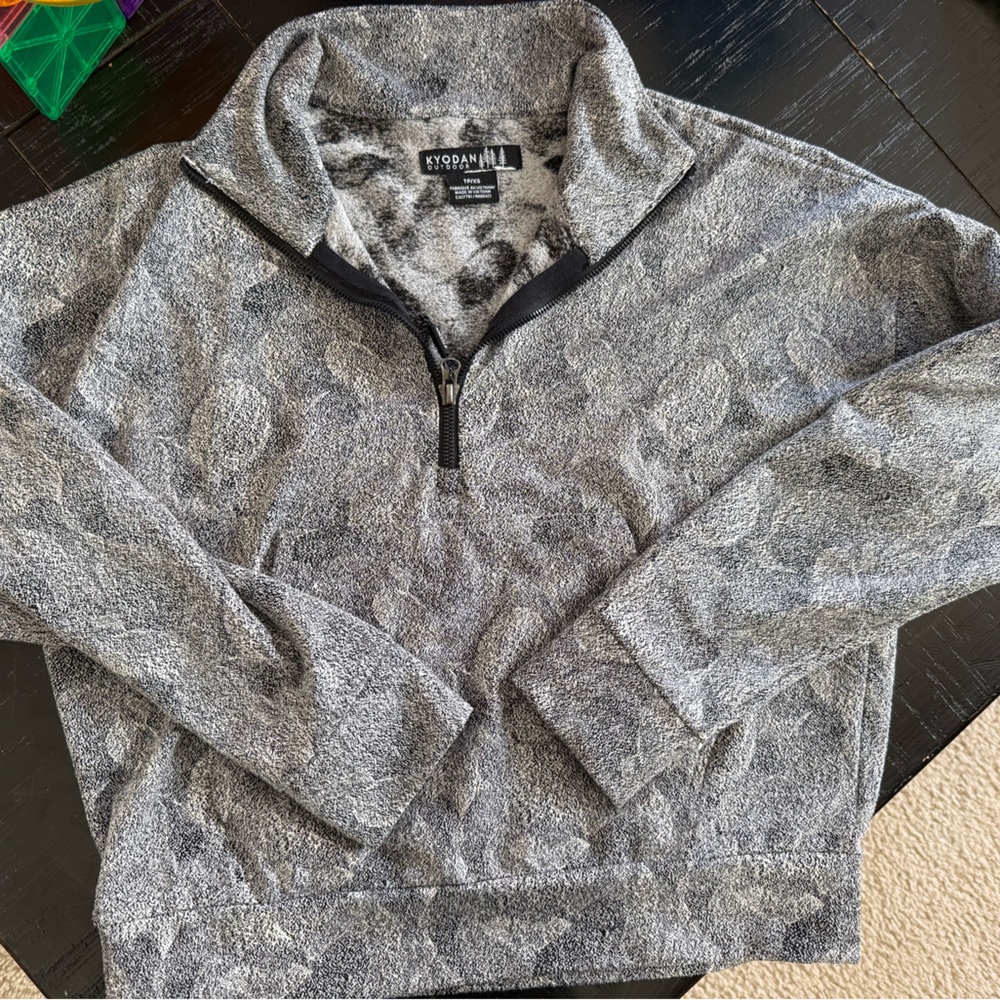 Kyodan Black and Gray Patterned Quarter-Zip Pullover